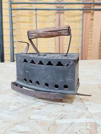 antico ferro da stiro con poggia ferro con lavoraz