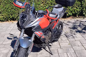 QJ Motor SRT 600 SX (2025) – 4.000 km + Bauletto