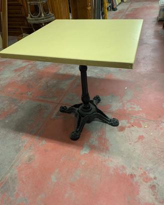 Tavolo con piano in legno e base in metallo