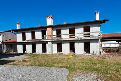 N, 2 ville a schiera