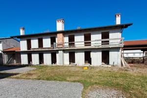 N, 2 ville a schiera