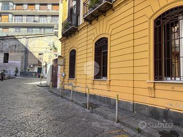 NEGOZIO A NAPOLI