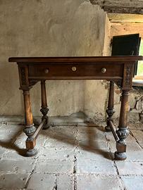 Tavolo Vintage in legno massello intarsiato