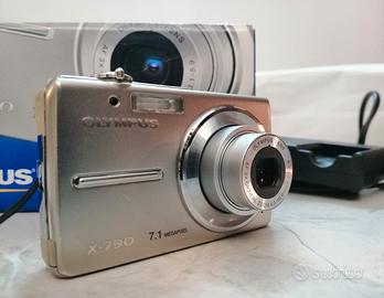 Fotocamera digitale compatta Olympus X790.