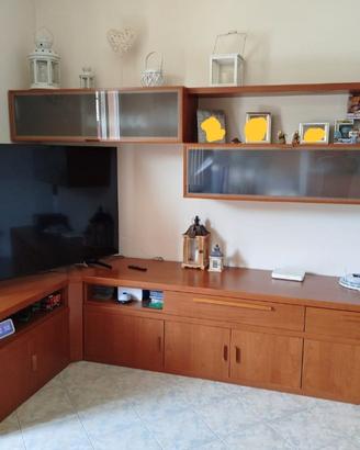 Mobile sala con mensole e pensili sospesi.