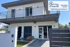 Villa di 110 m² con 4 locali e box auto a Anzio