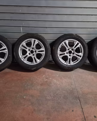 Treno 4 Gomme Complete 215/60 R17 Nokian Snowproof