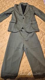 vestito uomo elegante verde militare