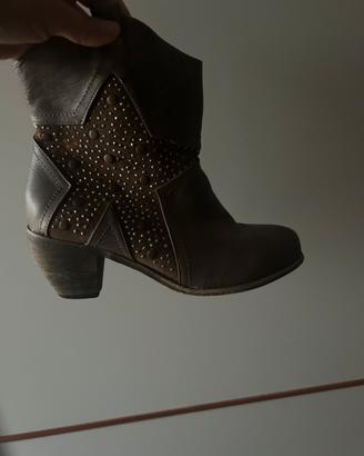 Stivali texani con stella borchie