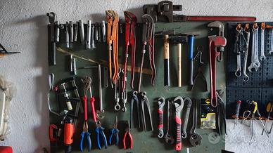 Serie chiavi e materiale idraulico