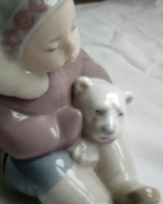 Lladró Porcellana– Bambino Inuit con orso polare