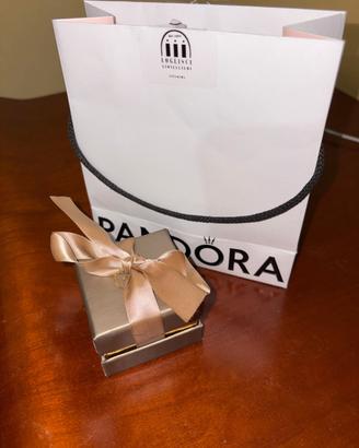 anello solitario con pietra a cuore della PANDORA