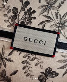 Cuscini in tessuto Gucci con etichetta