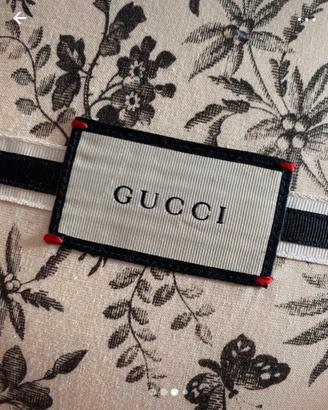 Cuscini in tessuto Gucci con etichetta