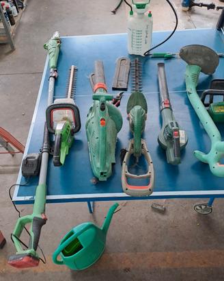 Vari attrezzi da giardinaggio