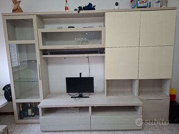 Parete attrezzata da soggiorno.