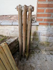 calorifero vintage  con piedini e decori floreali 