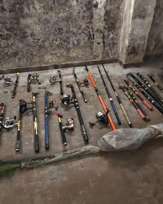 34 CANNE DA PESCA E ATTREZZATURA VARIA