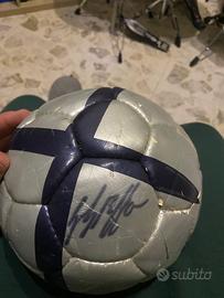 Pallone autografato buffon