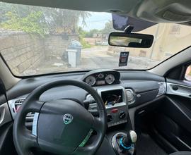 Lancia ypsilon leggi la descrizione