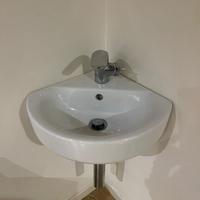 Lavamani  angolare Ideal Standard con rubinetto