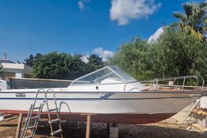 Motoscafo con motore fuoribordo