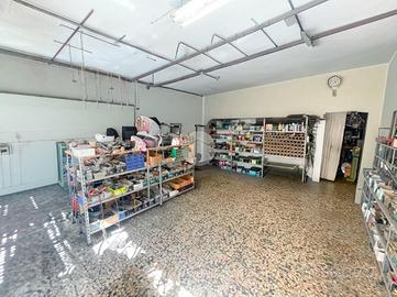NEGOZIO A URGNANO