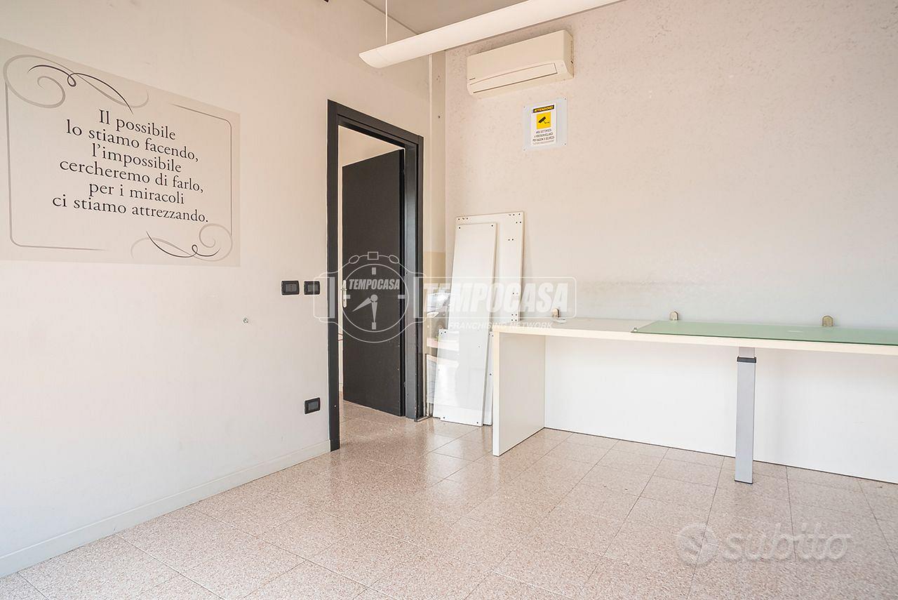 NEGOZIO IN CENTRO A LUGANA - Altro