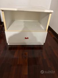 Comodino in legno bianco
