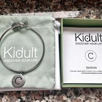 kidult- bracciale rigido con lettera “C”