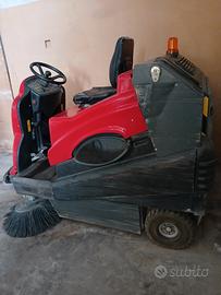 Spazzatrice con autista a bordo