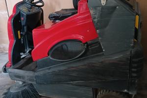 Spazzatrice con autista a bordo