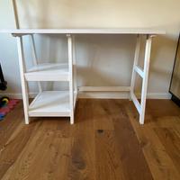 Scrivania bianca con due ripiani