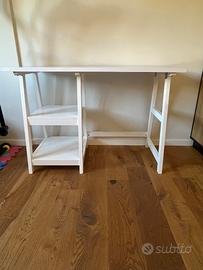 Scrivania bianca con due ripiani
