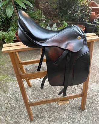 Sella da dressage in pelle nera