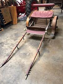 Antico calesse ruote in legno