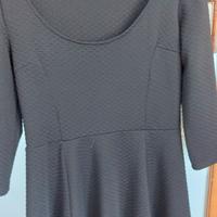 vestito nero con maniche tre quarti