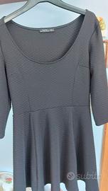 vestito nero con maniche tre quarti