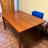 Tavolo in legno allungabile fino a 250 cm.