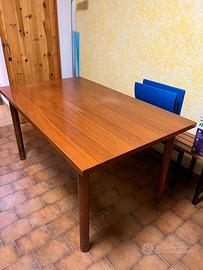 Tavolo in legno allungabile fino a 250 cm.