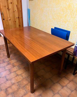 Tavolo in legno allungabile fino a 250 cm.