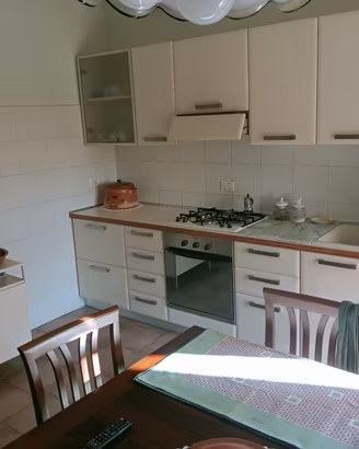 Cucina componibile e due letti 