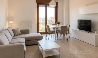 Trilocale arredato con balcone in Borgo Milano