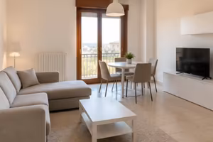 Trilocale arredato con balcone in Borgo Milano