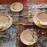 Servizio di piatti in ceramica decorata