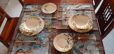 Servizio di piatti in ceramica decorata