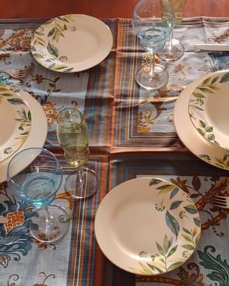 Servizio di piatti in ceramica decorata