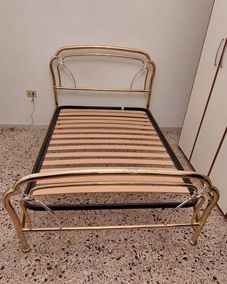  Letto 1 piazza e 1/2  con rete in doghe.