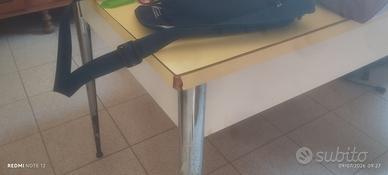 tavola in formica con cassettio