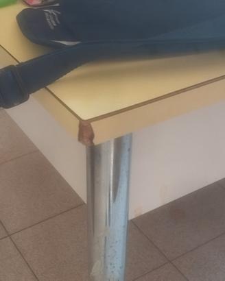 tavola in formica con cassettio